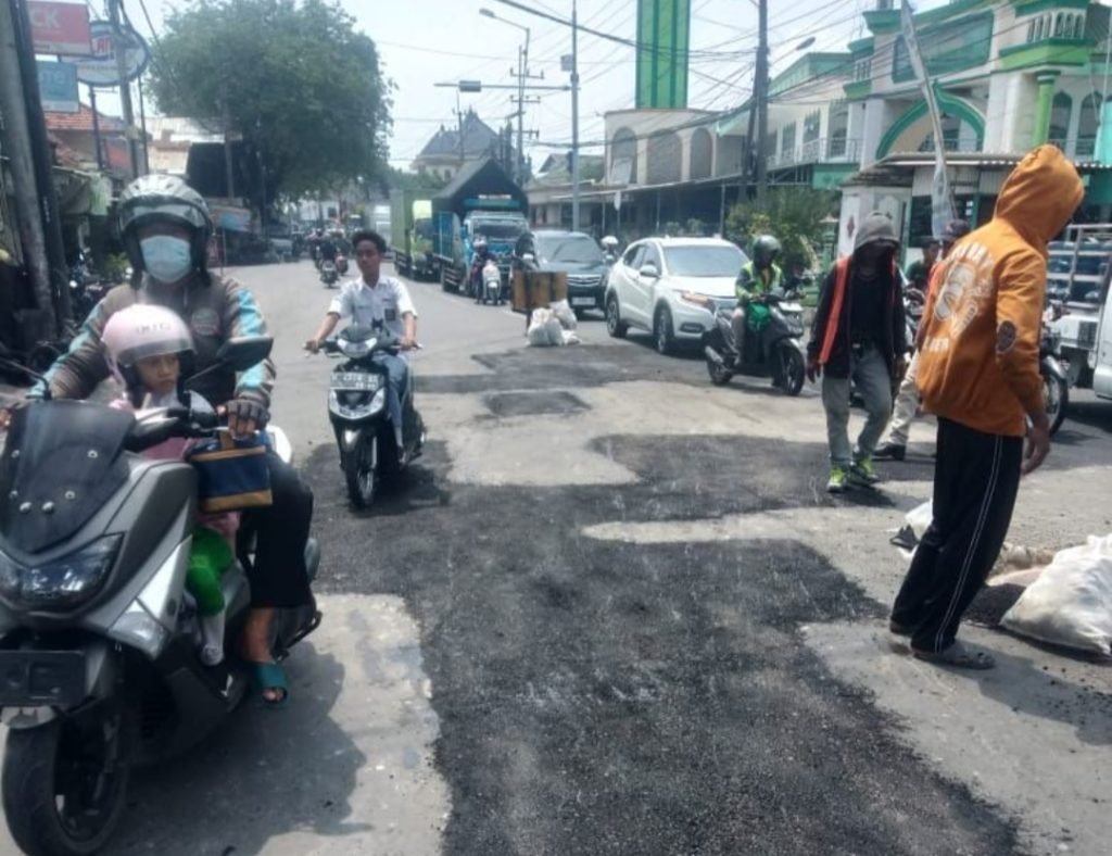 DPBM Sidoarjo Tuntaskan Perbaikan Jalan Rusak di Wilayah Sidoarjo